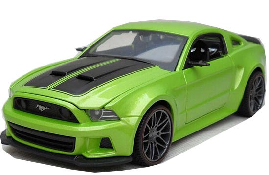 White / Green 1:24 Scale MaiSto 2014 Ford Mustang Street Racer
