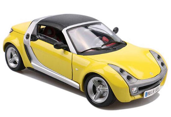 Yellow 1:18 Scale Bburago Diecast Mercedes-Benz Smart Model
