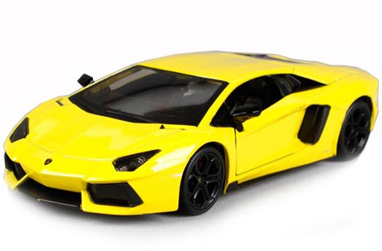 Yellow Maisto 1:24 Diecast Lamborghini Aventador LP700-4 Model