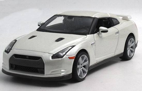 Silver / White / Black 1:24 Scale Die-Cast Nissan GT-R Model